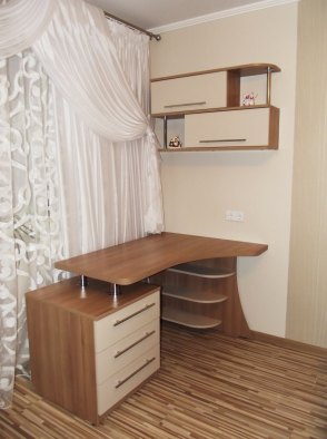 Угловой компьютерный стол