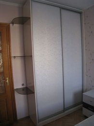 Шкаф спальни с радиусными полками