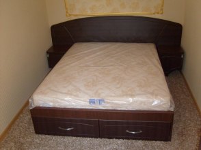 Кровать и 2 тумбочки