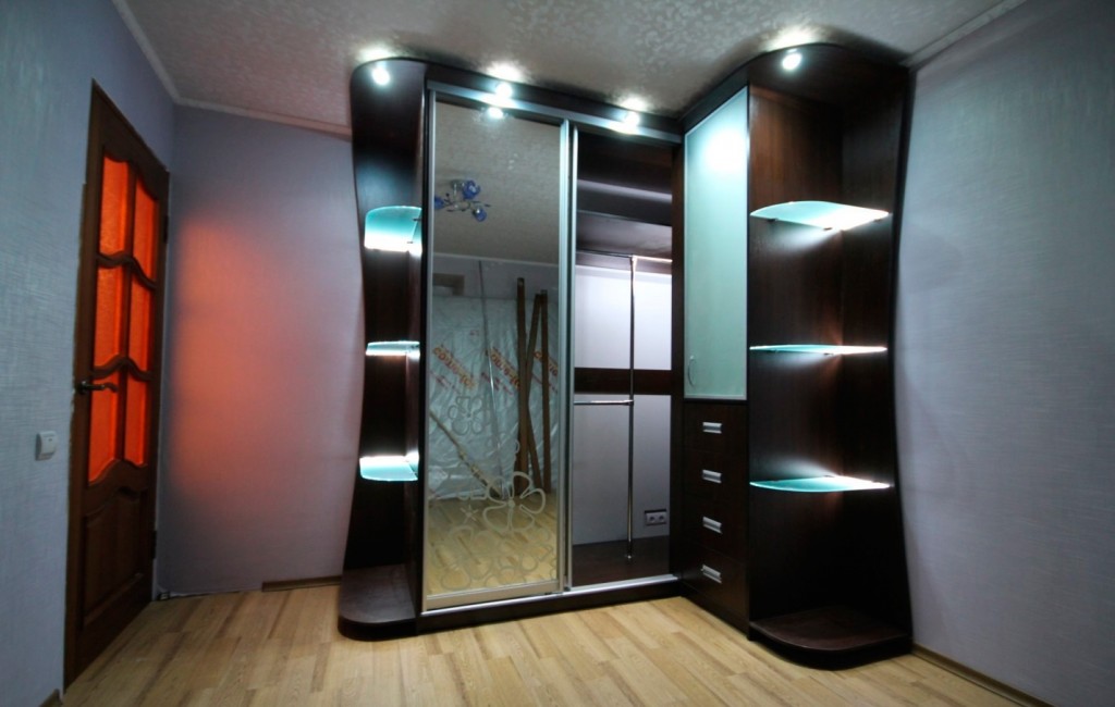 LED подсветка стеклянных полок в угловом шкафу